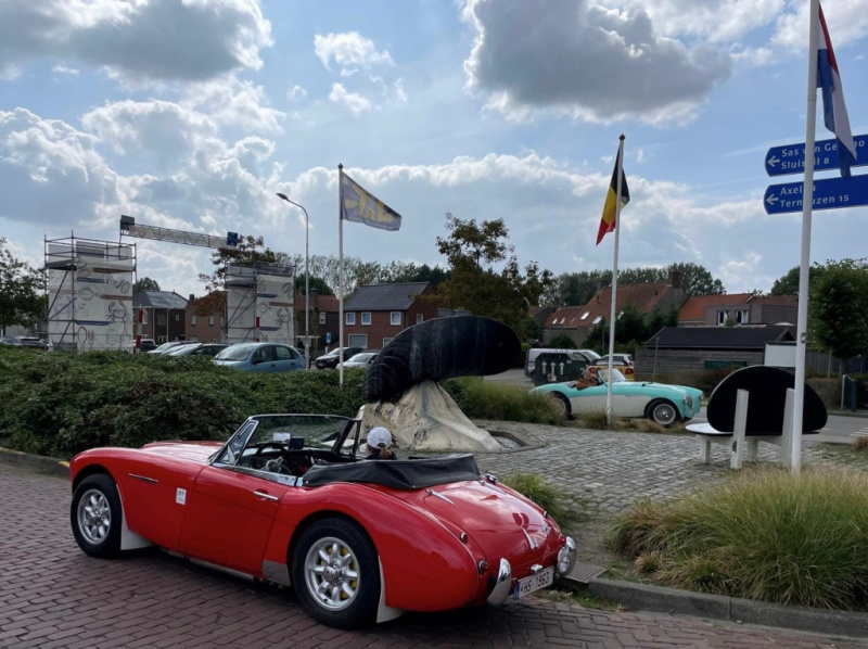 Opdracht-Puntenrit-een-foto-met-de-Healey-en-de-mascotte-van-Philippine-02